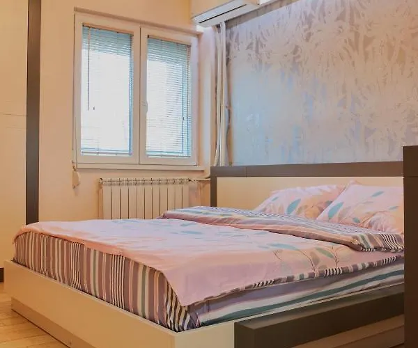 Diamond Butterfly Apartamento Escópia